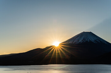 Fototapeta premium 日本山梨県本栖湖からの富士山と初日の出
