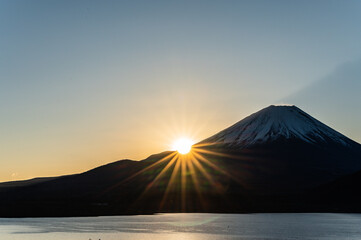 日本山梨県本栖湖からの富士山と初日の出