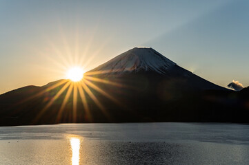 日本山梨県本栖湖からの富士山と初日の出