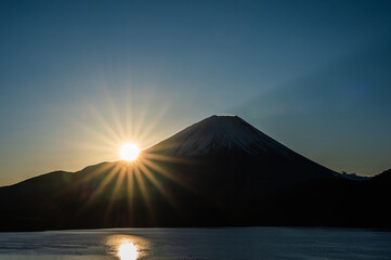 日本山梨県本栖湖からの富士山と初日の出