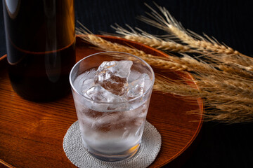 日本のお酒、麦焼酎のロック