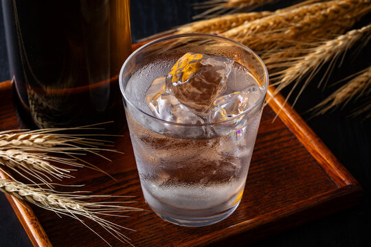 日本のお酒、麦焼酎のロック
