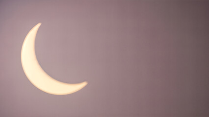 Obraz premium Crescent Moon in Gray Sky.