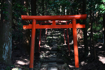 稲荷神社の参道にある正面から見る鳥居
