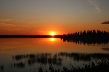Obraz premium sunset over the lake