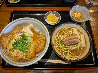 沖縄の定食屋の食事