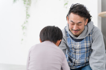 子供と遊ぶ男性保育士