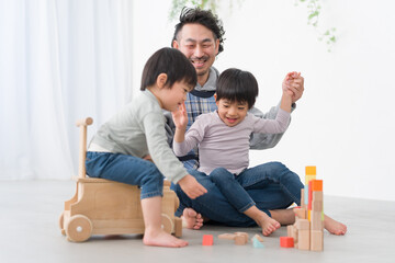 子供と遊ぶ男性保育士