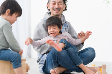 子供と遊ぶ男性保育士