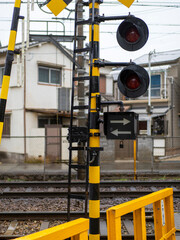 雨に濡れた踏切の警報器