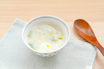 茶碗に入った春色のお粥