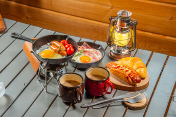 アウトドアでスキレット料理　Outdoor dishes made in an iron pan