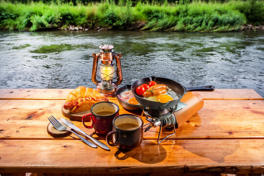 アウトドアでスキレット料理　Outdoor dishes made in an iron pan