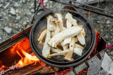 アウトドアでスキレット料理　Outdoor dishes made in an iron pan