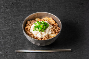 アウトドアでスキレット料理　Outdoor dishes made in an iron pan