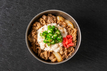 アウトドアでスキレット料理　Outdoor dishes made in an iron pan