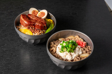 アウトドアでスキレット料理　Outdoor dishes made in an iron pan