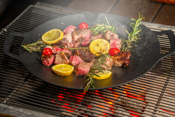 アウトドアでスキレット料理　Outdoor dishes made in an iron pan