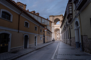 Obraz premium Ciudad de Valladolid al anochecer con luces enigmáticas y misteriosas 