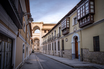 Obraz premium Ciudad de Valladolid al anochecer con luces enigmáticas y misteriosas 