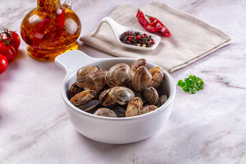 Steamed vongole clams with spices © Andrei Starostin