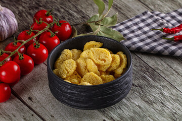 Naklejka premium Fried crispy crouton bread slices