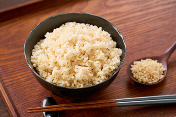 茶碗によそった玄米ご飯