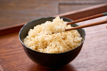 茶碗によそった玄米ご飯
