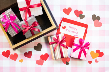 ギンガムチェック背景のバレンタイン