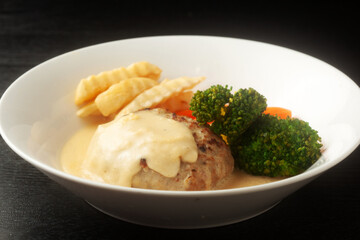 チーズソースのハンバーグ