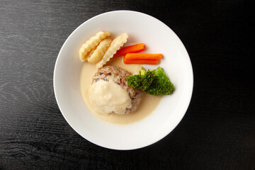 チーズソースのハンバーグ