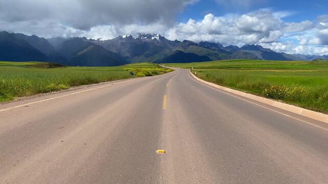 The road to the valley where the Salinas de Maras are located