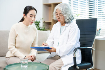 Obraz premium Psychiatrist comforting stressed patient during mental health therapy. Psychology counseling, emotional support, depression and anxiety treatment