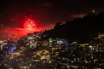 Obraz premium New year celebration lights in a small hilly city at night