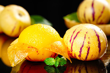 Fresh Yellow Apples from Minqin Desert, Gansu - Dashenguo Variety © MinhChau