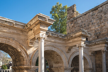 Obraz premium Hadrian Gate, also known as the Uc Kapilar, at the entrance to Antalya Old Town or Kaleici on a sunny day