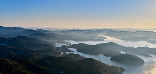 朝の光に包まれる南伊勢町の山並みと五ヶ所湾の入り江の風景