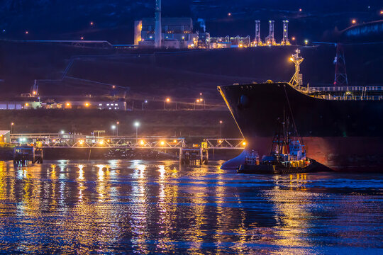 Oil tanker arrives in Alaska