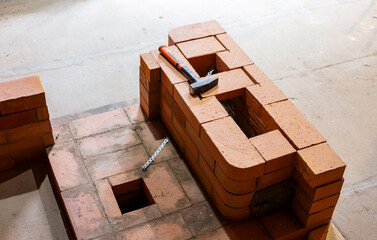 Obraz premium Construction of a stove to heat a wooden house. Assembly of the stove structure for heating a room and a bathhouse.