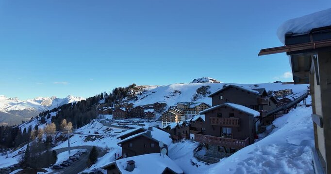 Magnifique panorama des alpes enneig&eacute;es vue depuis la station de ski La Plagne en France. Tourisme sport d'hiver au coeur de la nature sauvage pour d&eacute;tente, d&eacute;paysement et bien-&ecirc;tre.