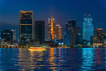日本　東京都心の夜景と屋形船　都市景観
