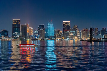 日本　東京都心の夜景と屋形船　都市景観