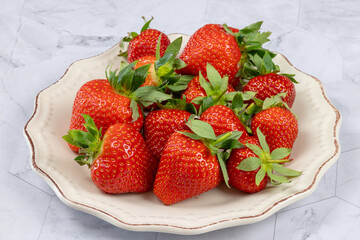 tas de fraises dans une assiette