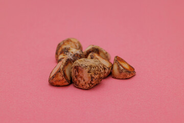 手術で摘出された多数の胆石、赤背景