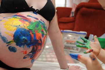 schwangerschaft bauch bunt