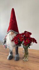gnomo natalizio con fiori