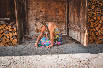 M&auml;dchen malt mit Malkreide