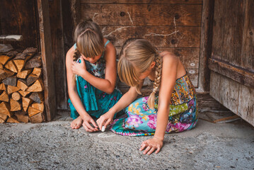 Kinder malen mit Malkreide