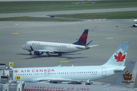 CLOSE UP: Big passenger planes arriving and departing from international airport