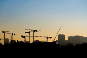 Des silhouettes de grues de chantier dans la ville de Paris